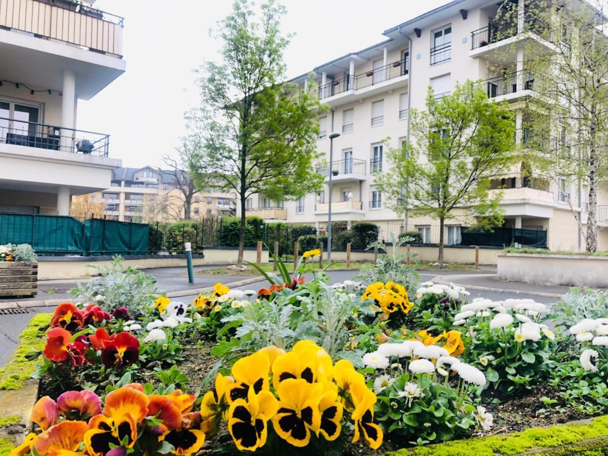 Beautiful Apartment Near Geneva Saint-Julien-en-Genevois Exterior photo